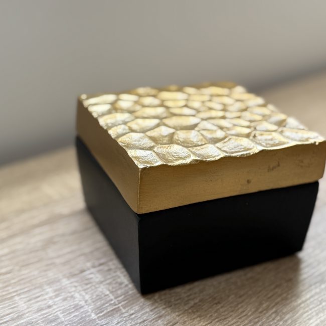 Caja cuadrada de aluminio negro con tapa de oro 1250005CA