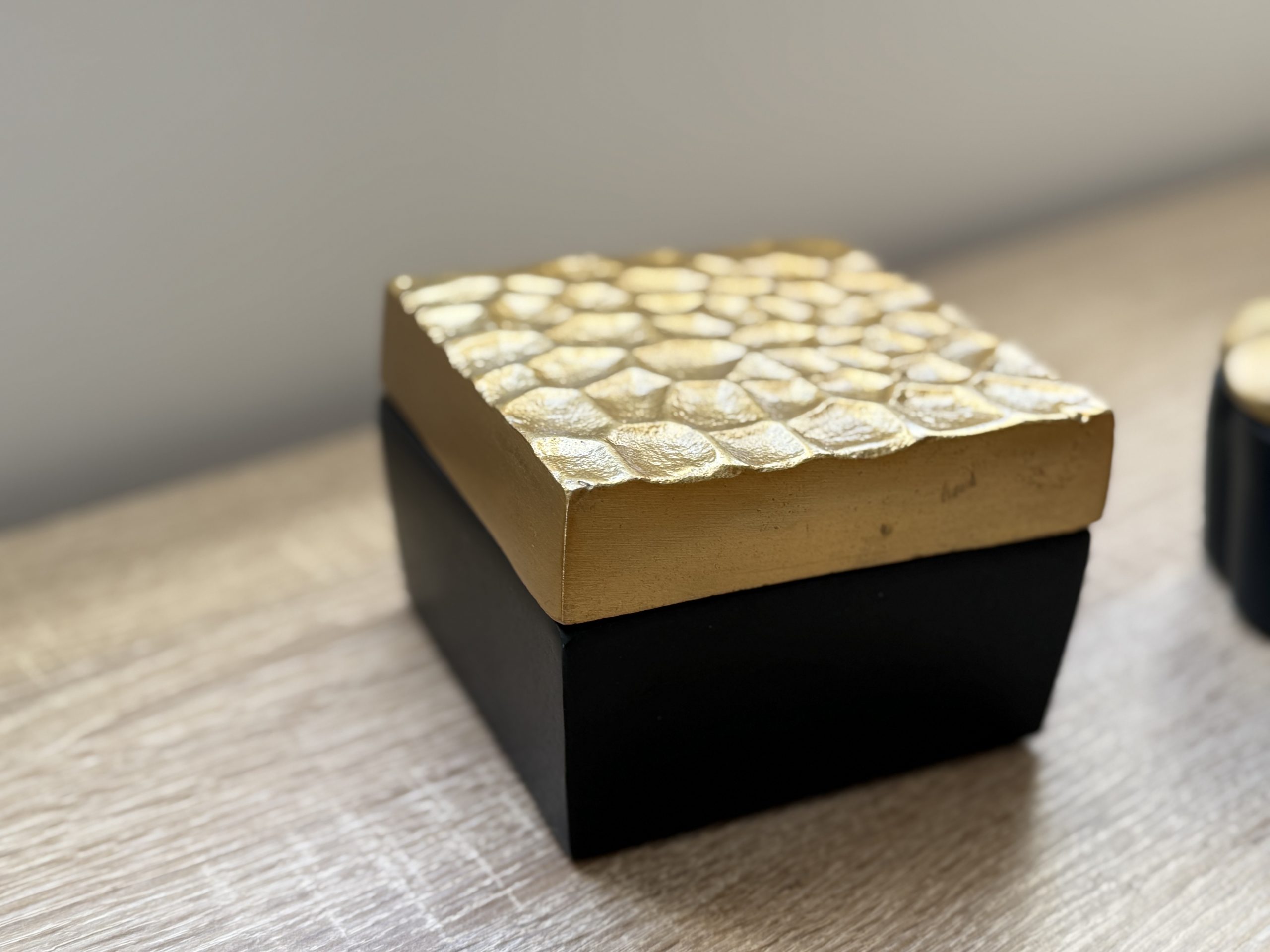 Caja cuadrada de aluminio negro con tapa de oro 1250005CA